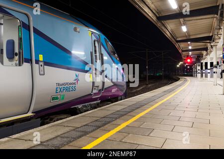 Die FirstGroup betreibt den TransPennine Express Nova 1, der von Hitachi am Bahnhof York gebaut wurde, mit einem roten Warnschild Stockfoto