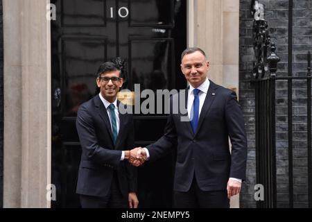 London, Großbritannien, 16. Februar 2023. Der polnische Präsident ANDRZEJ DUDA gibt dem britischen Premierminister RISHI SUNAK in der Downing Street die Hand. Kredit: Thomas Krych/Alamy Live News Stockfoto