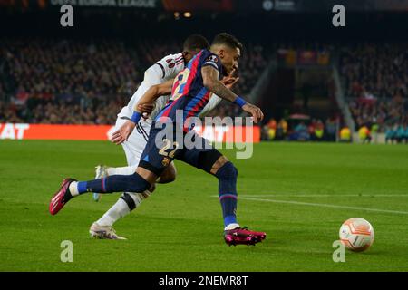 16. Februar 2023; Nouc Camp, Barcelona, Spanien: UEFA Europa League Play-off, 1. Etappe , FC Barcelona gegen man United im Spotify Camp Nou; Raphinha von Barcelona geht vorbei an Malacha of man United Stockfoto