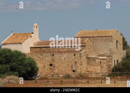 Die mittelalterliche Kirche Saint Efisio (Sant’Efisio) in der Nähe der Küste von Nora, Insel Sardinien, Italien. September 2022. Stockfoto