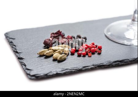 Gin und Tonic-Getränk sowie Inhaltsstoffe im Vordergrund, mit weißem Hintergrund, hergestellt in der Studie Stockfoto