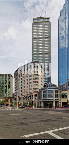 Prudential Center wird dominiert von „The Pru“, Prudential Tower. Belvidere Residences liegt vor der Tür, das Sheraton Hotel Boston liegt auf der linken Seite, 111 Huntington auf der rechten Seite. Stockfoto