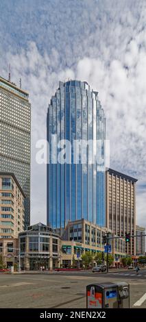 Prudential Center umfasst Wolkenkratzer (l bis r) Prudential Tower, 111 Huntington und 101 Huntington. Die Geschäfte des Prudential Center sind im Vordergrund. Stockfoto