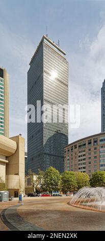 Prudential Center wird dominiert von „The Pru“, Prudential Tower. Die Wohnanlagen der Belvidere Residences befinden sich auf der rechten Seite. Vom Christian Science Plaza aus gesehen. Stockfoto