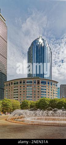 Das "R2D2 Building" des Prudential Center, 111 Huntington, überragt die Belvidere Residence, einen Kondominiumkomplex mit Restaurants und Geschäften auf Straßenebene. Stockfoto