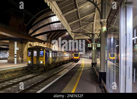 Die Northern Rail 1980er Jahre baute Leyland einen Sprinterzug der Klasse 155 auf der linken Seite mit einem neuen 2020 CAF Klasse 195 auf der rechten Seite am Bahnhof York Stockfoto