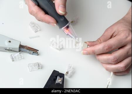 Installation von Internet-Netzwerken. Ein Techniker des Kommunikationssystems prüft das Signal auf einer Datenleitung. Stockfoto