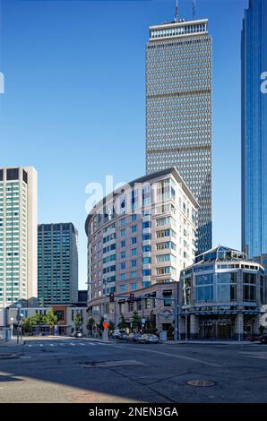 Die beiden Flügel des Sheraton Boston Hotel befinden sich links (westlich) von den Belvidere Residences, dem Prudential Tower und 111 Huntington in Boston Back Bay. Stockfoto