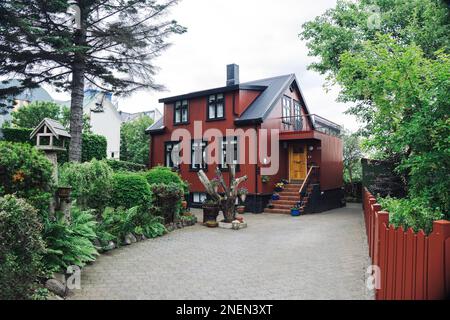 Vorderseite eines rot bemalten Hauses im Zentrum von Reykjavik, Island Stockfoto