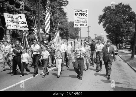 Die Menge marschiert vom Arkansas State Capitol zur Central High School, um gegen die Integration der Central High School, Little Rock, Arkansas, USA, John T. Bledsoe, USA News & World Report Magazine Fotosammlung, 20. August 1959 Stockfoto