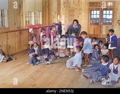 „Agricultural Worker's Children at Day Care“, das darauf wartet, dass ihre Mütter sie nachts abholen, „Okeechobee Migratory Labor Camp“, „Belle Glade“, Florida, Marion Post Wolcott, USA Farm Security Administration, Februar 1941 Stockfoto