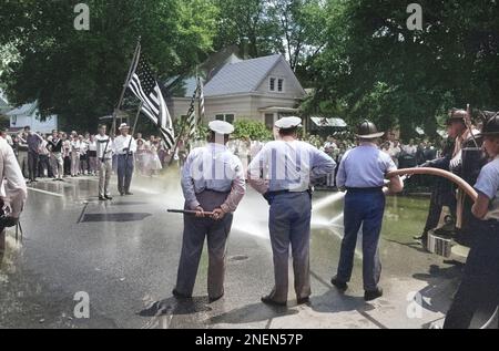 Männer, die amerikanische Flaggen halten, um gegen die Integration der Central High School zu protestieren, während die Polizei sie mit Wasser besprüht, Little Rock, Arkansas, USA, John T. Bledsoe, USA News & World Report Magazine Fotosammlung, 20. August 1959 Stockfoto