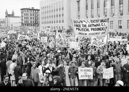 Die Menge während der Rallye gegen die USA Präsident Richard Nixons Amtseinführung und Vietnamkrieg, Washington, D.C., USA, John T. Bledsoe, USA News & World Report Magazine Fotosammlung, 19. Januar 1969 Stockfoto