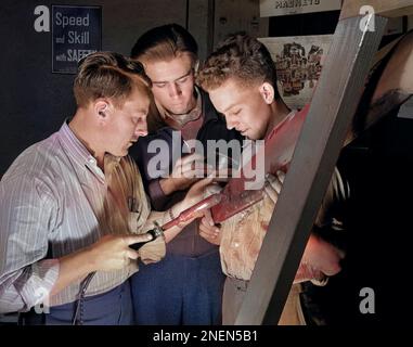 Ausbilder Gil Angell, die den Schülern Randolph Thompson und Wilson Flippo beibringen, wie man einen Flugzeugpropeller balanciert, Volusia County Florida Vocational School, DeLand, Florida, USA, Howard R. Hollem, USA Office of war Information, April 1942 Stockfoto