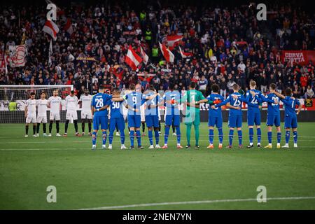 Sevilla, Spanien. 16. Februar 2023. Die Spieler der beiden Teams stellen sich auf dem Estadio Ramon Sanchez Pizjuan in Sevilla für das Spiel der UEFA Europa League zwischen dem FC Sevilla und dem PSV Eindhoven auf. (Foto: Gonzales Photo/Alamy Live News Stockfoto