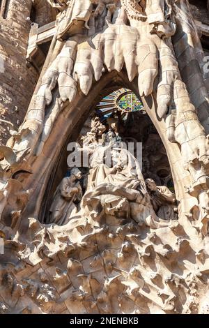 Details der Skulpturen, die den Portiko mit der Geburtsfassade dekorieren, die Basilika Sagrada Familia von Antoni Gaudi in Barcelona, Spanien Stockfoto