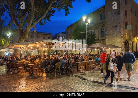 Café im Freien in Aux-in-Provence, Frankreich bei Nacht. Stockfoto