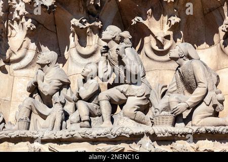 Skulpturen von Hirten, die vor der Geburt Jesu knieten und das Äußere der Basilika Sagrada Familia von Antoni Gaudi in Barcelona schmücken, Stockfoto