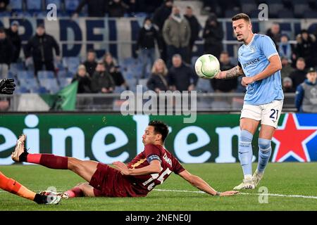 Rom, Italien. 16. Februar 2023. Mario Camora von CFR Cluj und Sergej Milinkovic Savic von SS Lazio während des Fußballspiels der Conference League zwischen SS Lazio und CFR Cluj im Olimpico-Stadion in Roma (Italien), Februar 16. 2023. Foto Andrea Staccioli/Insidefoto Credit: Insidefoto di andrea staccioli/Alamy Live News Stockfoto