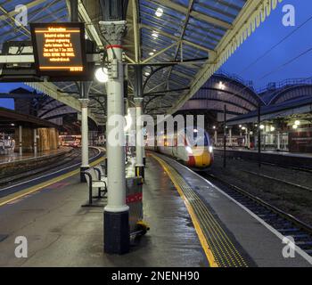 London Nordostbahn Hitachi AT300 Klasse 801 Bimode Zug am Bahnhof York an der Ostküste Hauptlinie Stockfoto