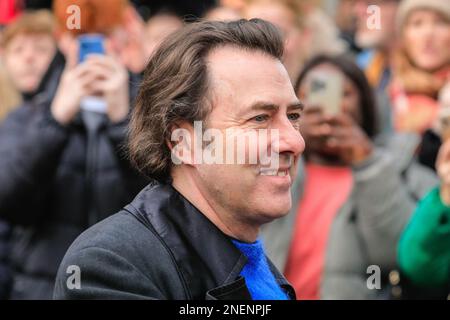 London, Großbritannien, 16. Februar 2023. Jonathan Ross. Trauernde, Freunde und Familie besuchen die Gedenkfeier für die Gedenkfeier der verstorbenen britischen Modedesignerin Vivienne Westwood, die Punk and New Wave in Großbritannien meisterte und mit einigen der größten Designer, Berühmtheiten und Supermodels arbeitete. Stockfoto