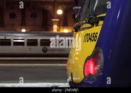 Northern Rail-Züge der Klasse 170 und 155 am Bahnhof von York fahren während eines Streiks der RMT-Signalgeber im Januar 2023 nirgendwo hin, Northern Rail-Logo. Stockfoto