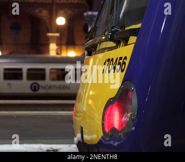 Northern Rail-Züge der Klasse 170 und 155 am Bahnhof von York fahren während eines Streiks der RMT-Signalgeber im Januar 2023 nirgendwo hin, Northern Rail-Logo. Stockfoto