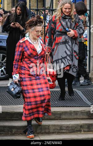 London, Großbritannien. 16. Februar 2023. Helena Bonham-Carter. Trauernde, Freunde und Familie besuchen die Gedenkfeier für die Gedenkfeier der verstorbenen britischen Modedesignerin Vivienne Westwood, die Punk and New Wave in Großbritannien meisterte und mit einigen der größten Designer, Berühmtheiten und Supermodels arbeitete. Kredit: Imageplotter/Alamy Live News Stockfoto