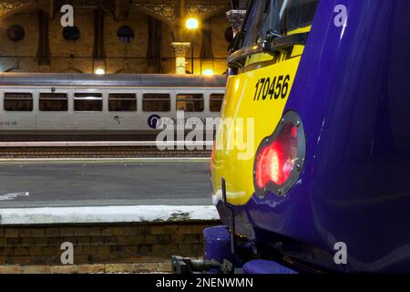 Northern Rail-Züge der Klasse 170 und 155 am Bahnhof von York fahren während eines Streiks der RMT-Signalgeber im Januar 2023 nirgendwo hin, Northern Rail-Logo. Stockfoto