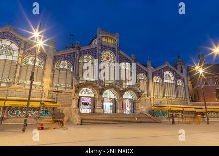 VALENCIA, SPANIEN - 17. FEBRUAR 2022: Das Mercado Central - Central Market Gebäude in der Abenddämmerung. Stockfoto