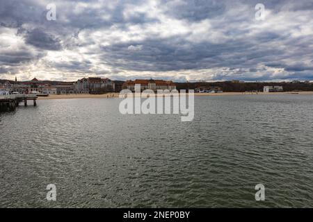 Sopot, Polen - 2022. April: Wunderschöne Landschaft vom langen hölzernen Pier am Meer Stockfoto