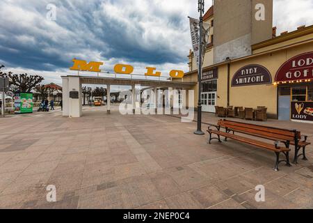 Sopot, Polen - 2022. April: Eingangstor zu kleinem Platz mit großem Pier am Meer neben dem Leuchtturm Stockfoto