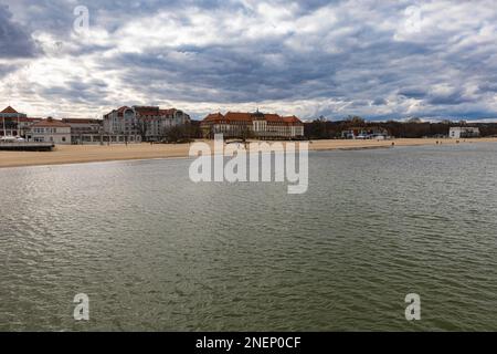 Sopot, Polen - 2022. April: Wunderschöne Landschaft vom langen hölzernen Pier am Meer Stockfoto