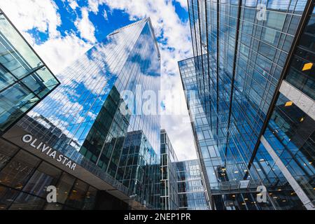 Danzig, Polen - April 2022: Hochmoderne Firmengebäude im Olivia Business Centre Stockfoto