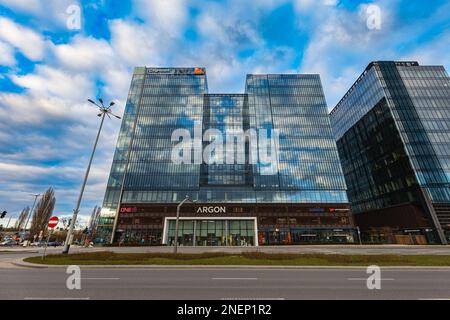 Danzig, Polen - April 2022: Alchemia-Platz mit wenigen modernen großen Unternehmensgebäuden Stockfoto