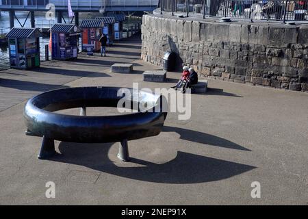 Große Bronzeinstallation - Skulptur - Keltischer Ring - von Harvey Hood, 1993. In der Nähe der LandungsPontons am Mermaid Quay, Cardiff. Februar 2023. Im Winter. Stockfoto