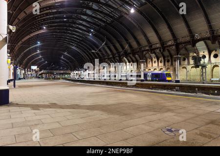 Der Northern Rail-Zug parkte in einem verlassenen Bahnhof in York während eines Streiks der RMT Network Rail Signallers Stockfoto