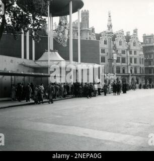 London, England. 1953. Blick auf ein provisorisches Nebengebäude, das außerhalb des westlichen Eingangs der Westminster Abbey zur Krönung von Königin Elisabeth II. Am 2. Juni 1953 errichtet wurde. Die von Eric Bedford entworfene Suite wurde als „Ankunfts- und Überfallssuite“ bezeichnet, um die Organisation der Prozession vor der Krönungsfeier zu erleichtern. Neben dem Anbau befinden sich die Westminster Scholars war Memorial Säule und das Sanctuary Building. Stockfoto
