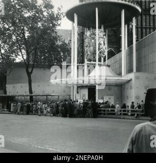 London, England. 1953. Blick auf eine provisorische Anhangstruktur, die vor dem Westeingang der Westminster Abbey errichtet wurde, insbesondere für die Krönung von Königin Elizabeth II., die am 2. Juni 1953 stattfand. Sie wurde von Eric Bedford entworfen und als „Ankunfts- und Raubsuite“ bezeichnet, um die Organisation der Prozession vor der Krönungsfeier zu erleichtern. Stockfoto