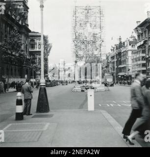 London, England. 1953. Blick von Whitehall auf den Trafalgar Square. Im Vordergrund befindet sich ein königliches Wappen mit Straßendekoration, entworfen von Christopher und Robin Ironside, insbesondere für die Krönung von Königin Elizabeth II., die am 2. Juni 1953 stattfand. Stockfoto