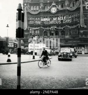 London, England. 1953. Blick auf das Palace Theatre im Londoner West End, von der Kreuzung Charing Cross und Cambridge Circus. Das Theater wurde mit einem großen Königlichen Zypher und künstlichen Bändern dekoriert, insbesondere für die Krönung von Königin Elizabeth II., die am 2. Juni 1953 stattfand. Im Theater wird das Musical „The Glorious Days“ mit Anna Neagle gezeigt. Stockfoto