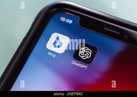 Vancouver, KANADA - Feb 15 2023 : Microsoft Bing- und ChatGPT-Symbole auf einem iPhone-Bildschirm. Stockfoto