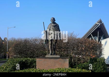 Mahatma Gandhi - Mohandas Karamchand Gandhi - Statue in voller Länge. Cardiff Bay, Südwales. Bildhauer RAM und Anil Sutar, Stockfoto