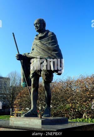 Mahatma Gandhi - Mohandas Karamchand Gandhi - Statue in voller Länge. Cardiff Bay, Südwales. Bildhauer RAM und Anil Sutar, Stockfoto