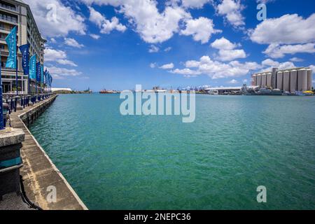 Hafenblick vom Caudan-Ufer in der Hauptstadt Port-Louis, Mauritius, Dezember 2021. Stockfoto