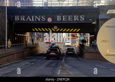 Brains Beers Werbung auf einer Eisenbahnbrücke im Stadtzentrum von Cardiff. Februar 2023. Im Winter. Zyl Stockfoto