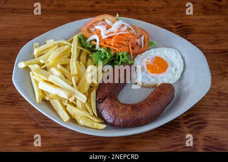 Traditionelles portugiesisches Gericht mit Chorizo-Wurst, Salat und pommes frites zum Mittagessen. Stockfoto