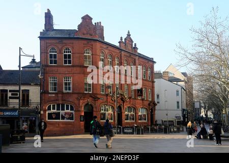 Das Duke of Wellington Public House aus rotem Backstein an der Ecke der Hayes Street und Caroline Street im Stadtzentrum von Cardiff. Februar 2023. Winter. Stockfoto