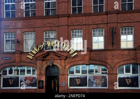 Das rote Backsteinhaus des Duke of Wellington an der Ecke Hayes Street und Caroline Street. Stadtzentrum von Cardiff. Cardiff. Februar 2023. Im Winter. Stockfoto