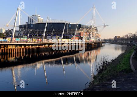 Blick auf den Fluss Taff und das Rugby-Gelände des Fürstentums. Auch als Millennium Stadium/Cardiff Arms Park bekannt. Cardiff. Winter Stockfoto